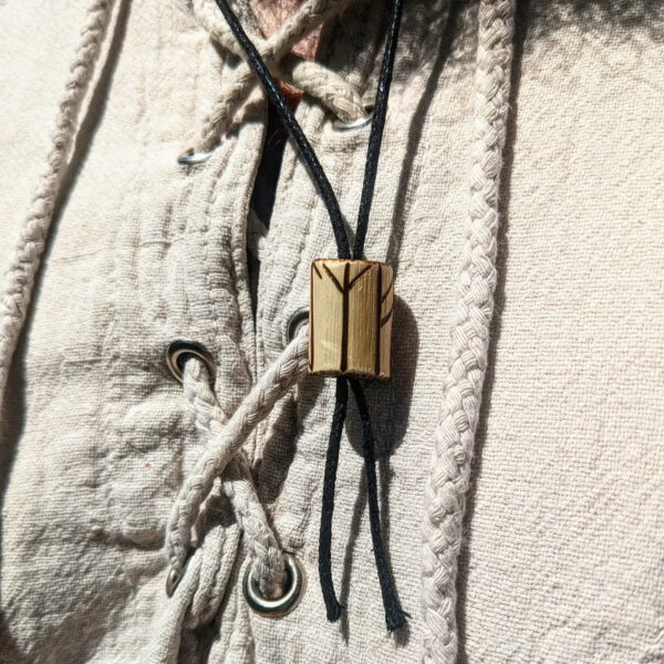 Collier viking en bois de noisetier ornementé de runes.